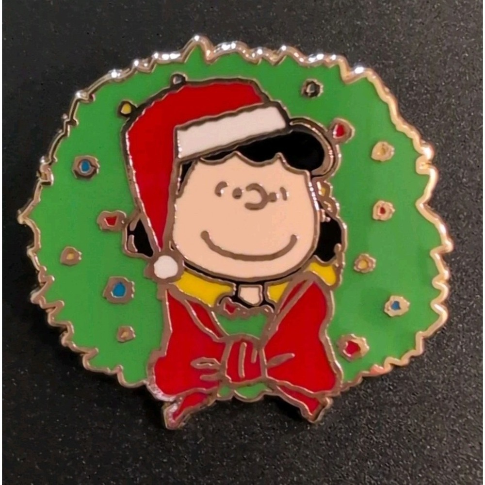 Loungefly Peanuts Snoppy & Gang Holiday Wreath Pin Blind Box Lucy